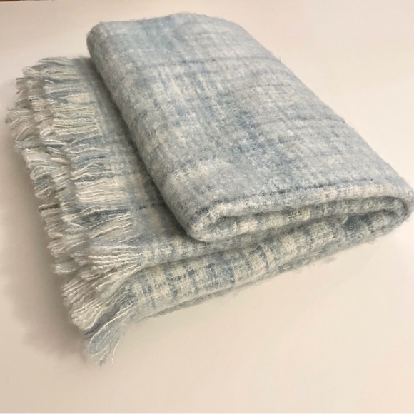 Fluffiest, warmest Anthropologie scarf - Picture 4 of 13